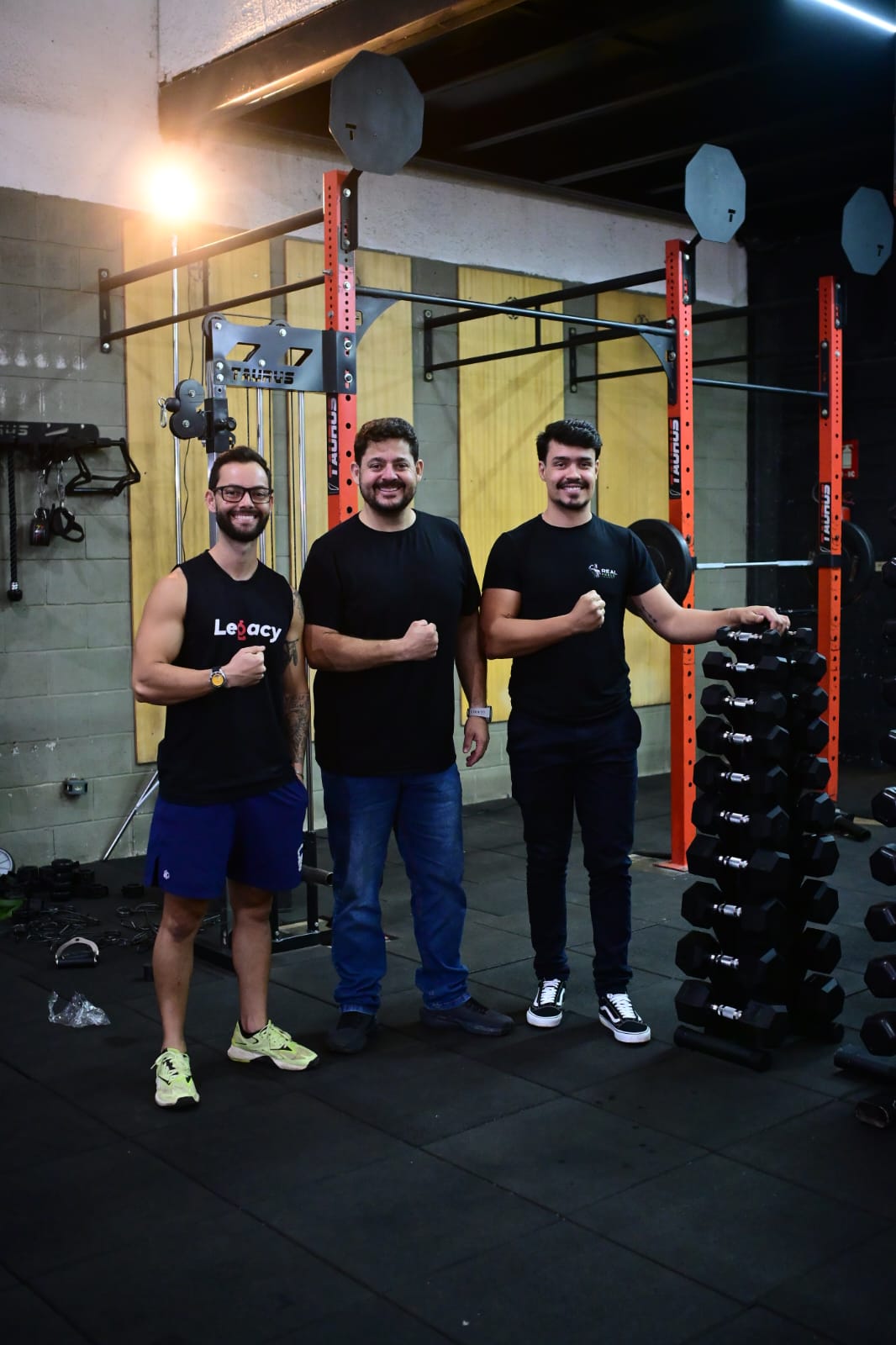 Equipe comercial da Real Force Fitness com cliente Crossfit Legacy em ambiente de academia